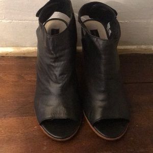 🎁 NEW STEVE by Steve Madden wood heel shoes.